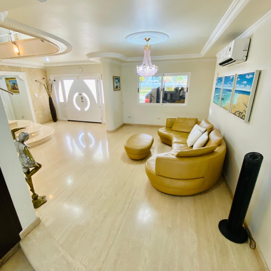 Casa en Alquiler -  Urbanización Las Villas Lechería