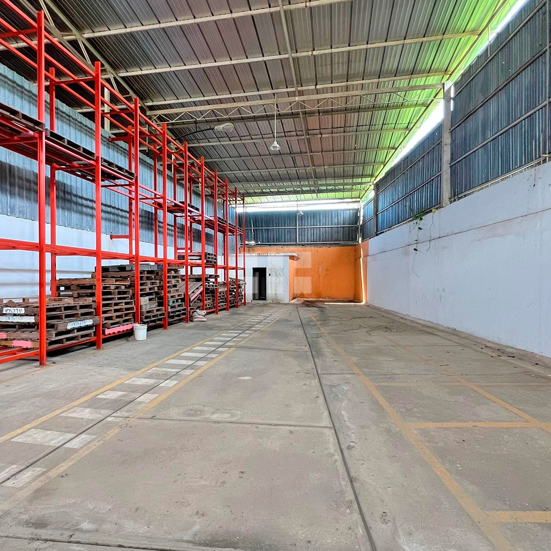 Galpón Industrial en Venta  Barcelona Zona Industrial.